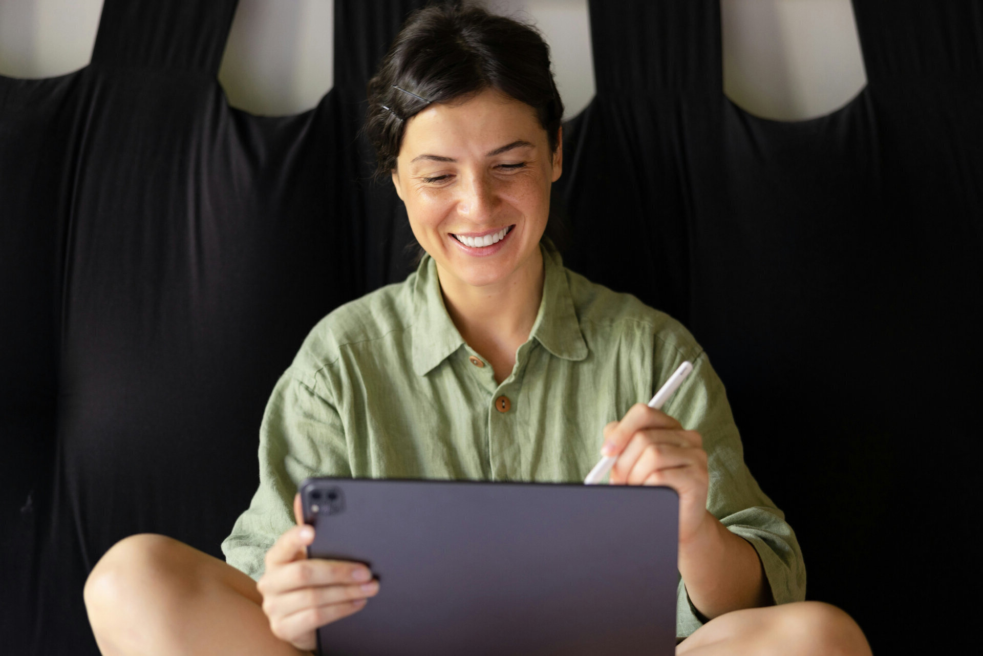 Osoba z tabletem i rysikiem w ręku.