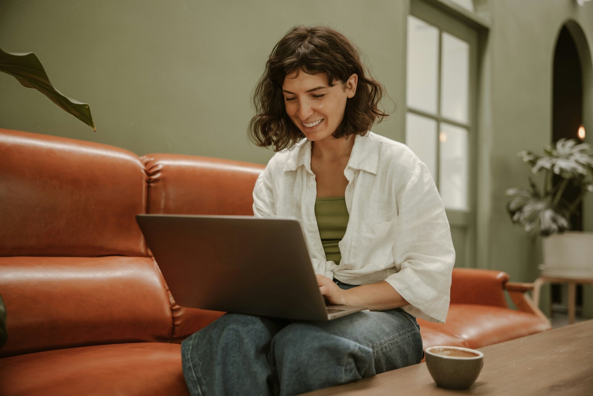 Kobieta pracująca na laptopie w salonie